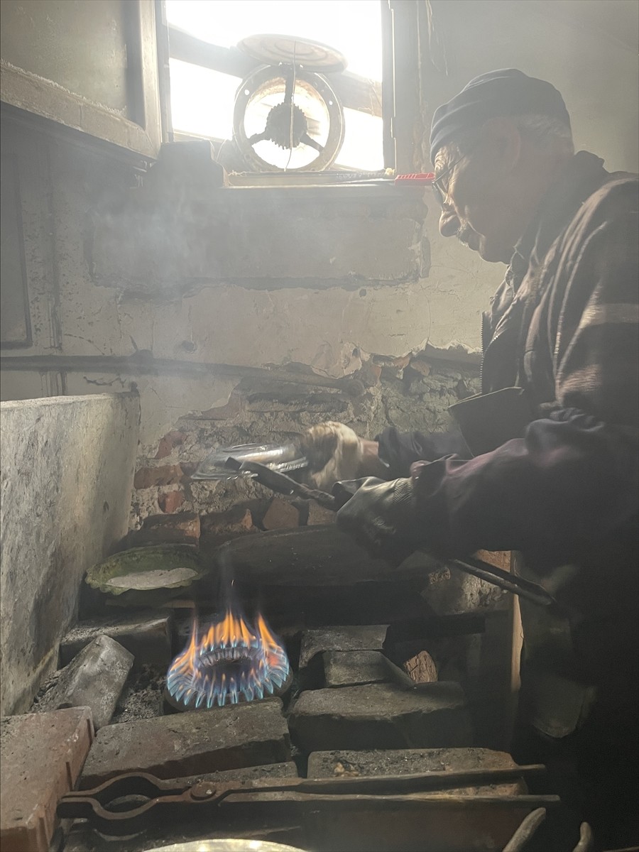 Bolu'da 80 yaşındaki kalay ustası İsa Karataş, mesleğini 68 yıldır devam ettiriyor.