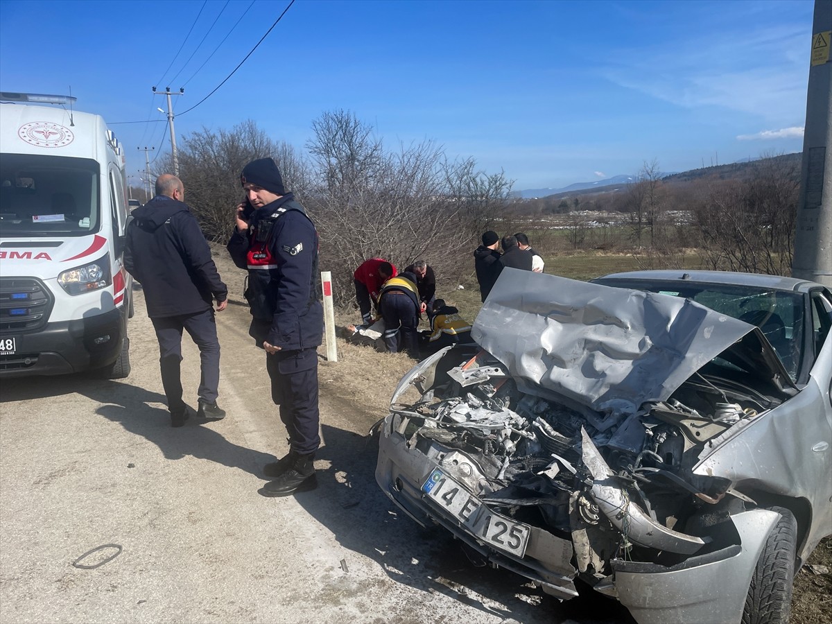 Bolu'da kamyonetle çarpışan otomobildeki baba ve oğlu yaralandı. Kaza yerine sağlık ve jandarma...