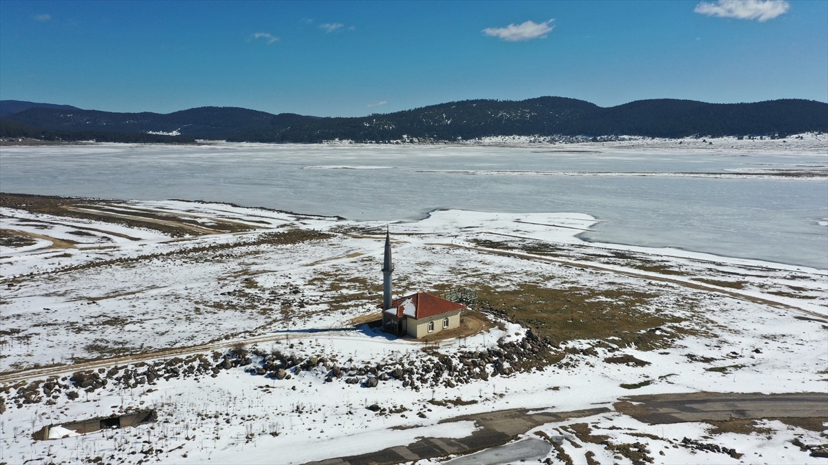 Bolu'nun doğal güzellikleri arasında yer alan Seben Taşlı Yayla Göleti'nin yüzeyi dondu.