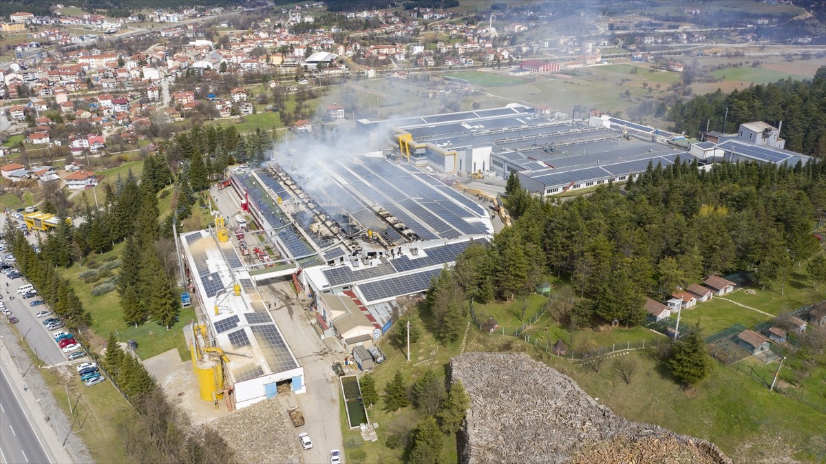 Bolu'nun Mengen ilçesinde orman ürünleri işleme fabrikasında çıkan yangın kontrol altına...