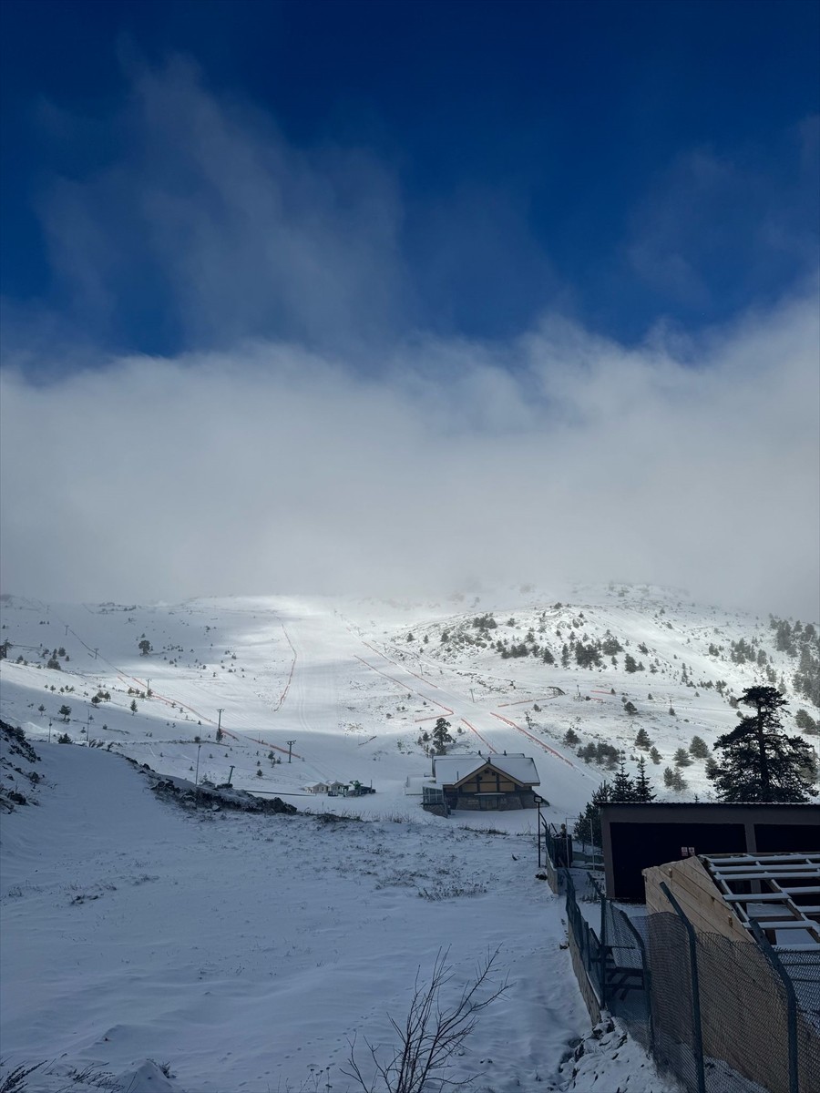Bolu'nun yüksek kesimlerinde kar yağışı aralıklarla etkili oldu. 