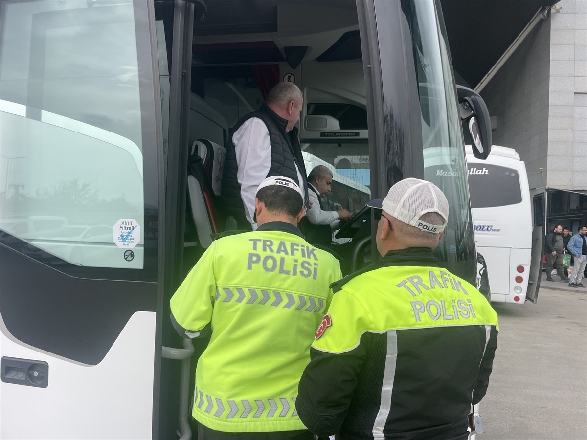 Bolu Emniyet Müdürlüğüne bağlı trafik ekipleri, Ramazan Bayramı tedbirleri kapsamında Bolu...