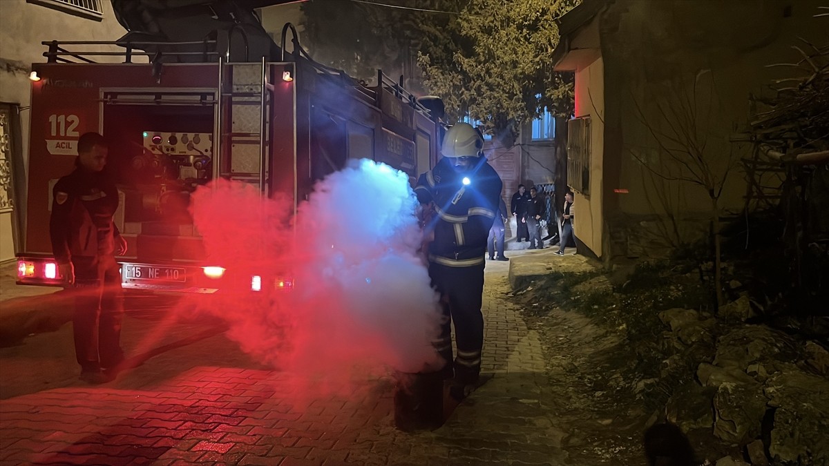 Burdur'da müstakil evde çıkan yangın, itfaiye ekiplerince söndürüldü.