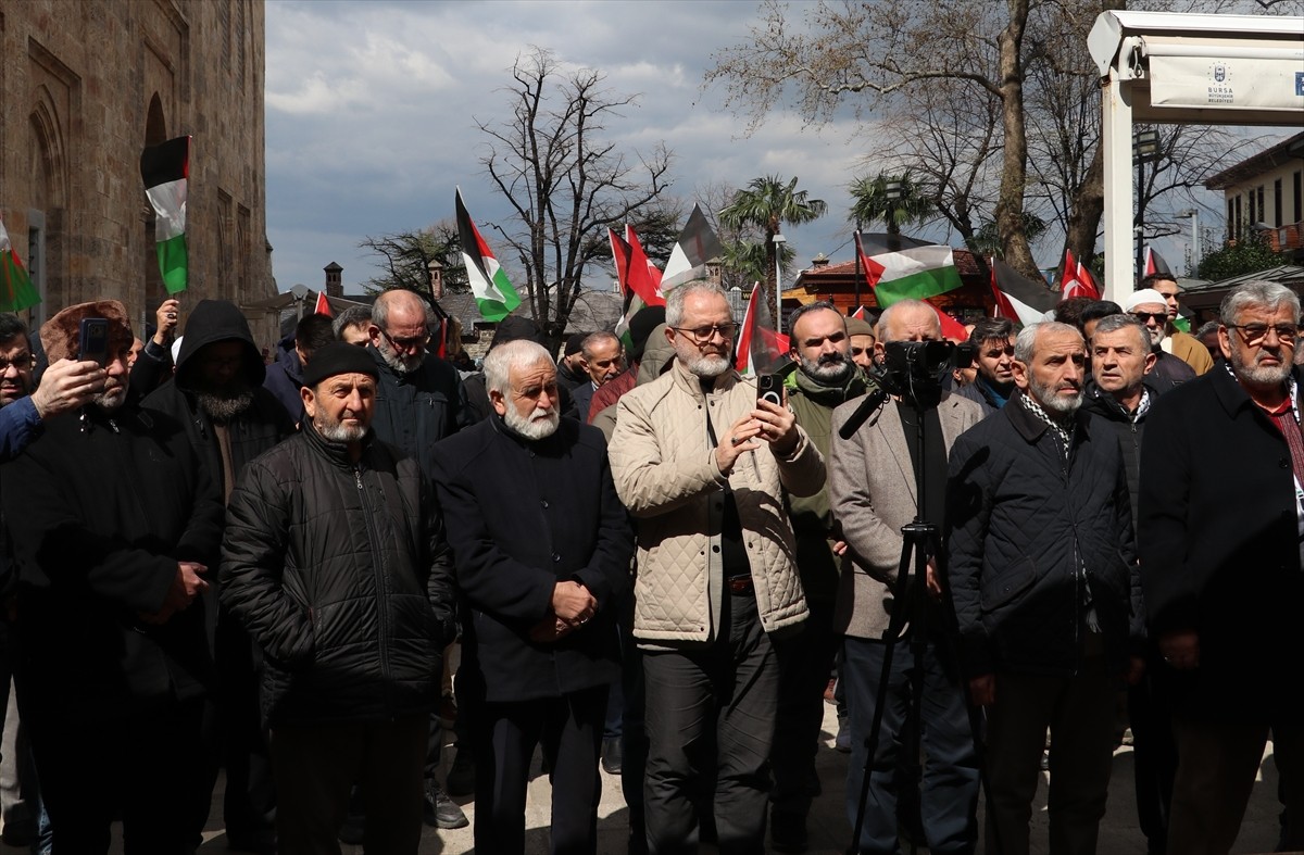 Bursa'da, İsrail'in Gazze'deki saldırılarında yaşamını yitiren Filistinliler için gıyabi cenaze...