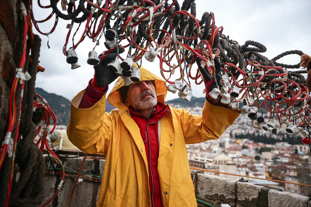 Bursa'daki tarihi Ulu Cami'nin minareleri arasına Kelime-i Tevhid (La ilahe illallah Muhammedün...
