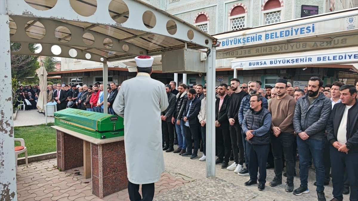 Bursa'nın İnegöl ilçesinde tartıştığı eşini silahla öldürdüğü iddiasıyla gözaltına alınan kadın...