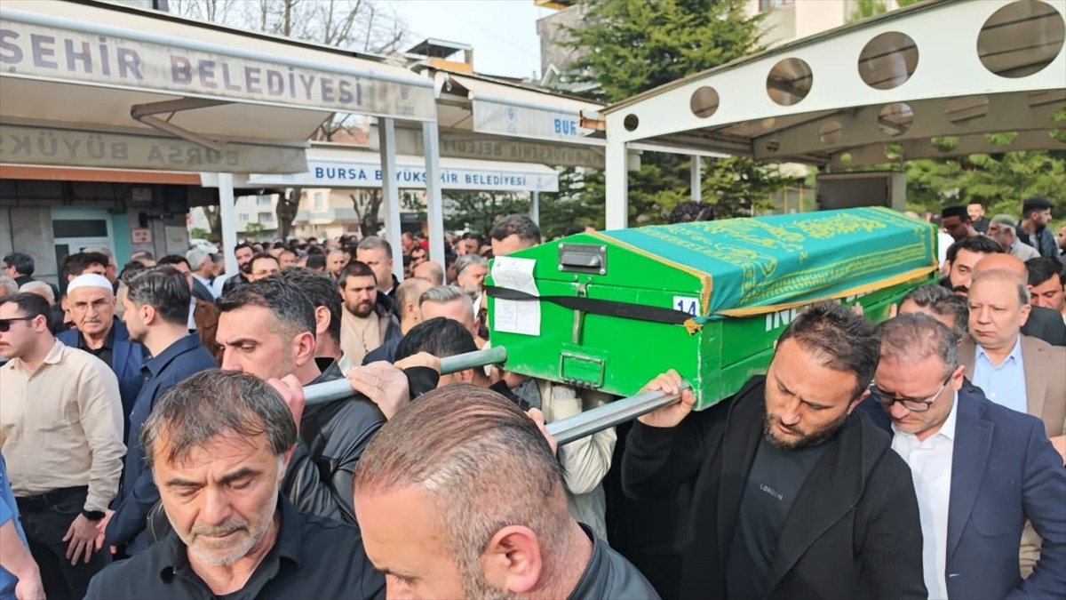 Bursa'nın İnegöl ilçesinde tartıştığı eşini silahla öldürdüğü iddiasıyla gözaltına alınan kadın...