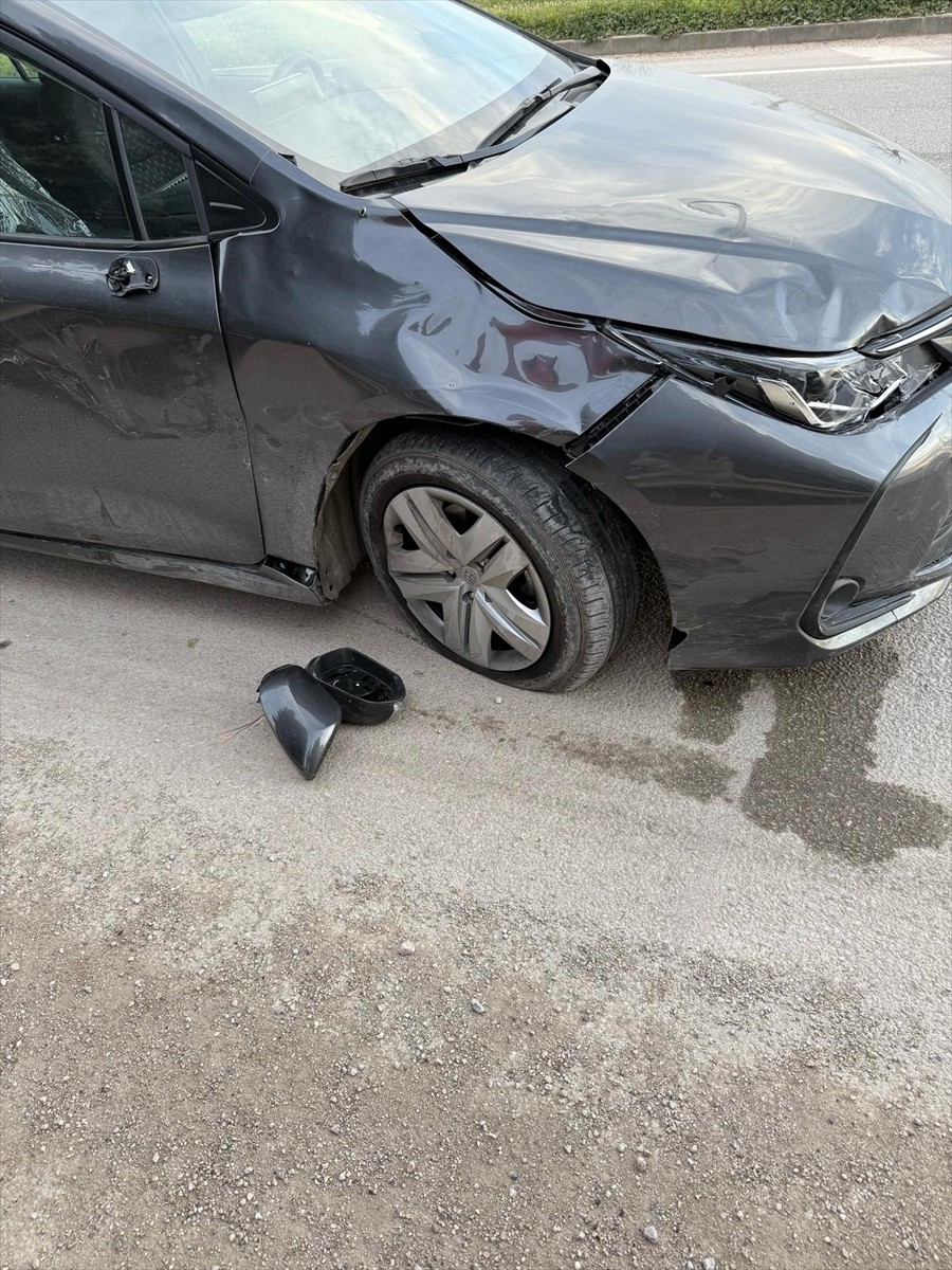 Bursa'nın Yenişehir ilçesinde otomobille çarpışan motosikletin sürücüsü hayatını...