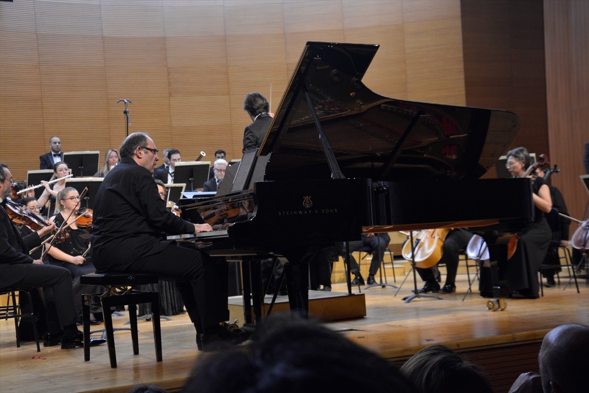 Bursa Bölge Devlet Senfoni Orkestrası (BBDSO), "8 Mart Dünya Kadınlar Günü" konseri düzenledi....