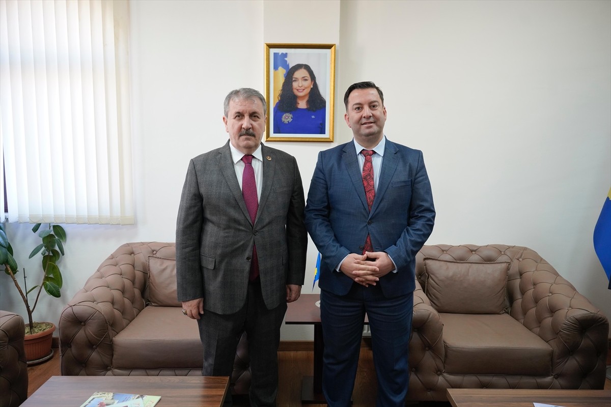 Büyük Birlik Partisi (BBP) Genel Başkanı Mustafa Destici (solda), Kosova'nın tek Türk belediyesi...