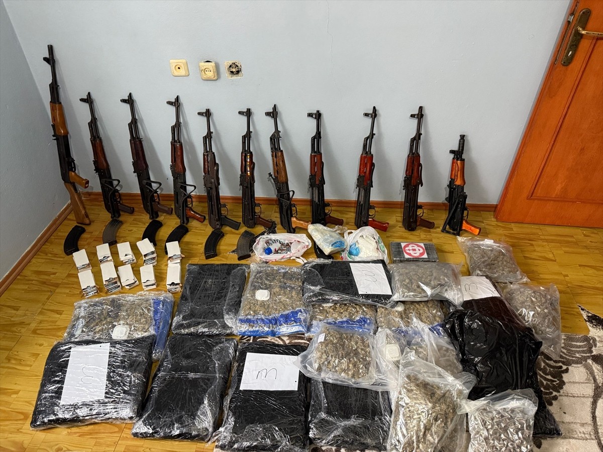 Büyükçekmece'de, 2 iş yerinin kurşunlanmasıyla ilgili aranan 3 şüpheliden 1'i gözaltına alındı....