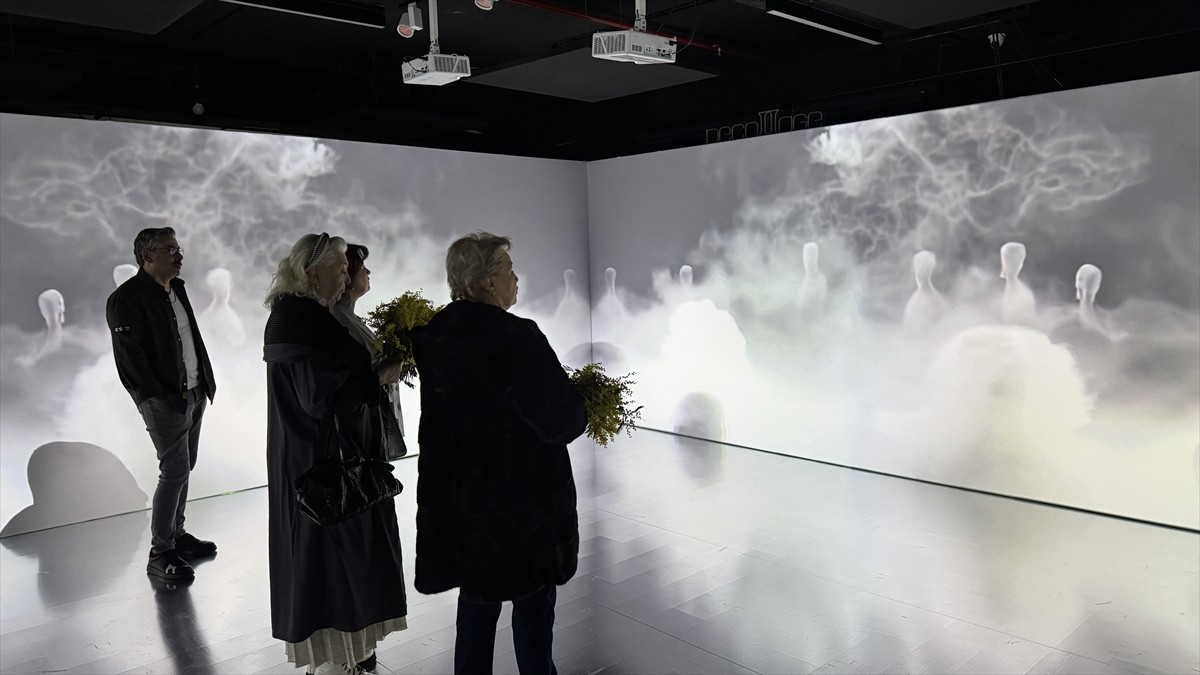 Çağdaş medya sanatçısı Hakan Yılmaz'ın obeziteli bireylerin deneyimleri ve sorunlarından yola...