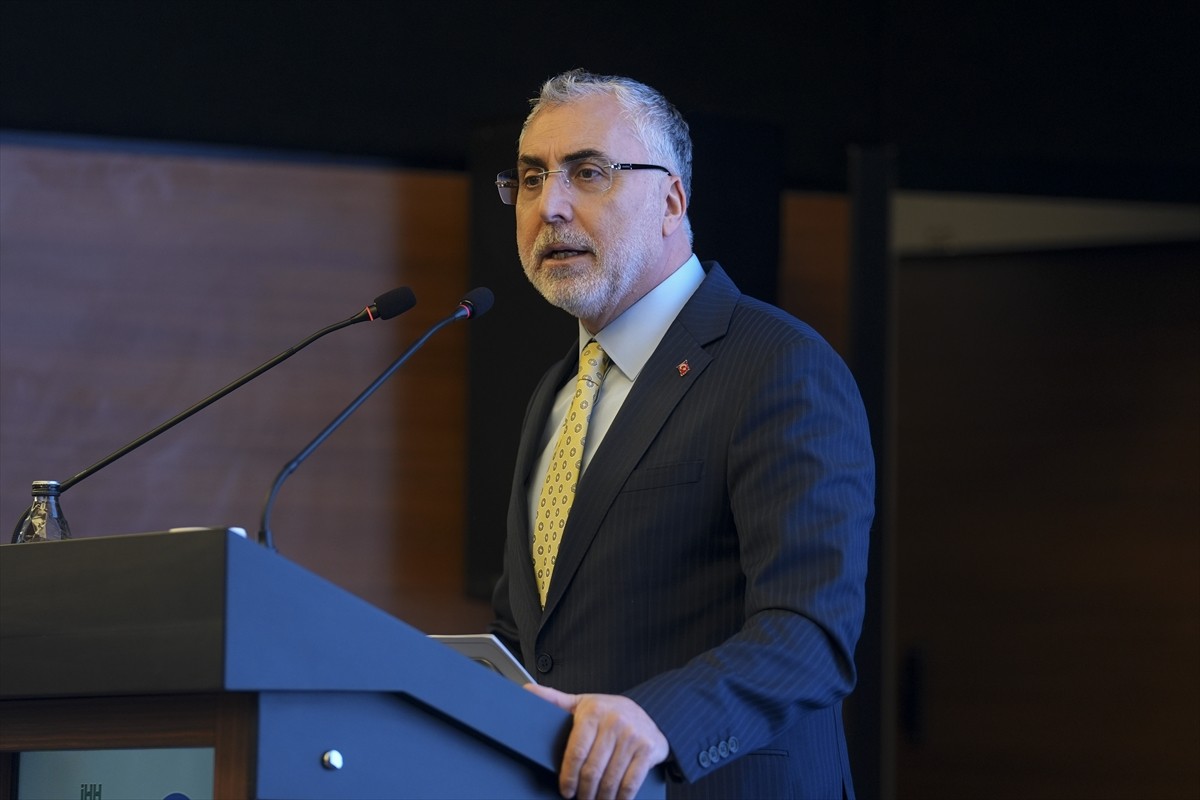 Çalışma ve Sosyal Güvenlik Bakanı Vedat Işıkhan (ortada), Memur-Sen ev sahipliğinde İnsan Hak ve...