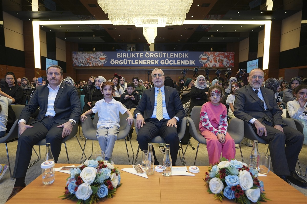 Çalışma ve Sosyal Güvenlik Bakanı Vedat Işıkhan (ortada), Memur-Sen ev sahipliğinde İnsan Hak ve...