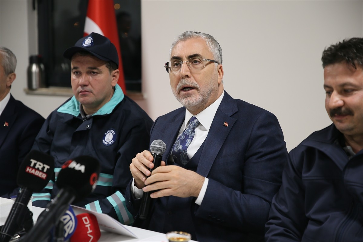 Çalışma ve Sosyal Güvenlik Bakanı Vedat Işıkhan (ortada), "Yaşadığımız büyük afetin ardından yerle...