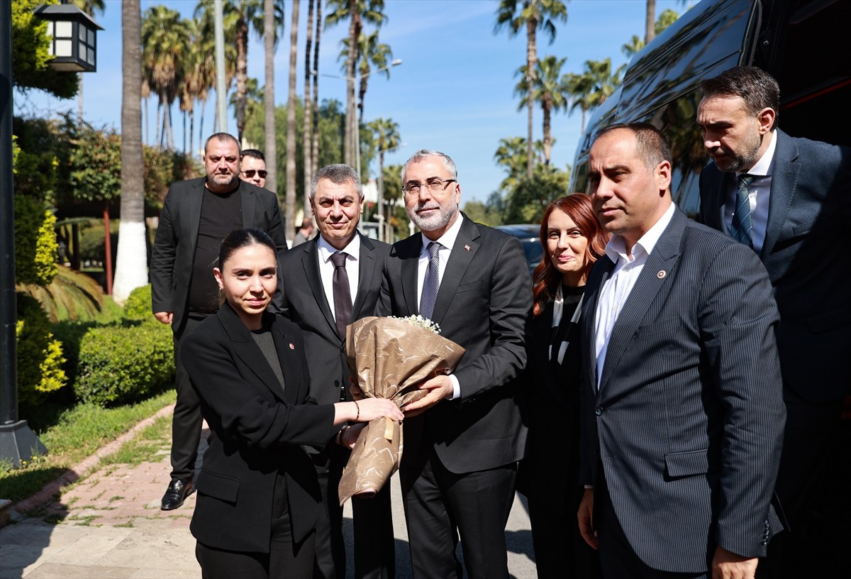 Çalışma ve Sosyal Güvenlik Bakanı Vedat Işıkhan (sağ 3), kentteki programı kapsamında Mersin...