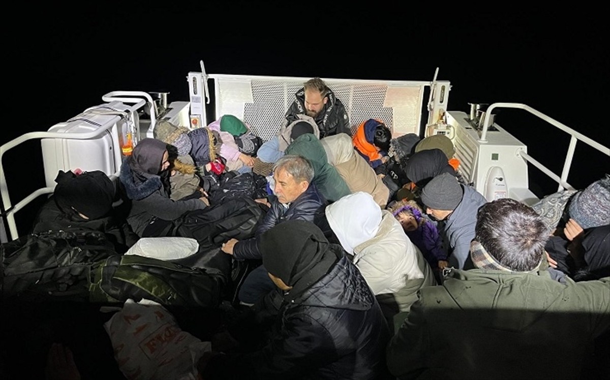Çanakkale'nin Ayvacık ilçesi açıklarında 12'si çocuk 28 düzensiz göçmen yakalandı.