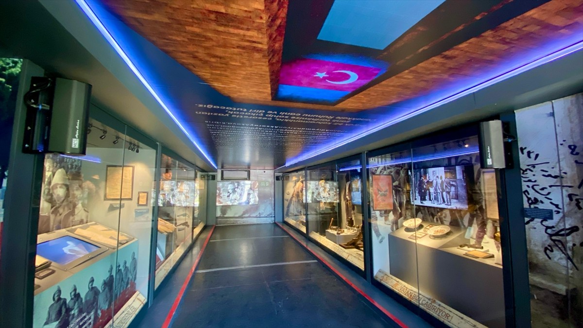 Çanakkale Savaşları'ndan kalma objelerin yer aldığı ve dijital gösterilerin sunulduğu "Çanakkale...