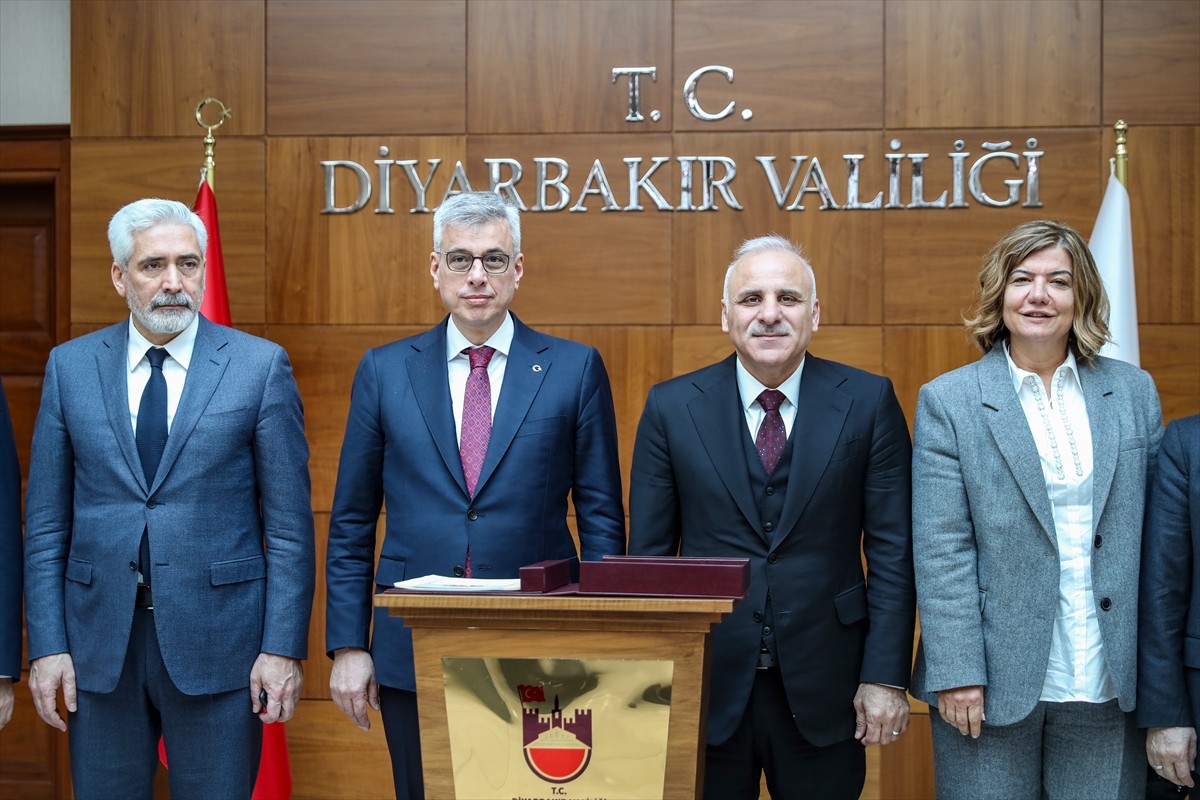Çeşitli temaslarda bulunmak üzere Diyarbakır'a gelen Sağlık Bakanı Kemal Memişoğlu (sol 2)...