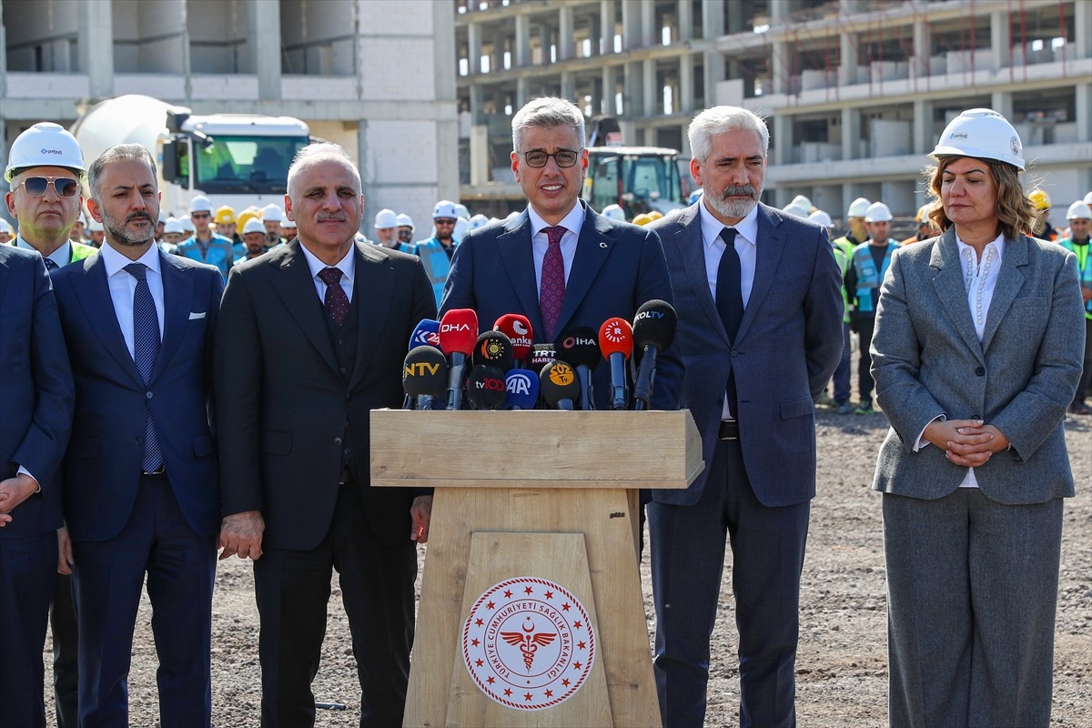 Çeşitli temaslarda bulunmak üzere Diyarbakır'a gelen Sağlık Bakanı Kemal Memişoğlu (sol 2)...