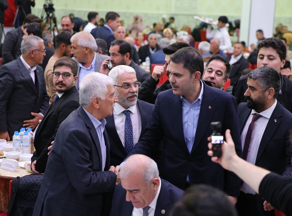 Çevre, Şehircilik ve İklim Değişikliği Bakanı Murat Kurum, Adıyaman'da bir düğün salonunda...