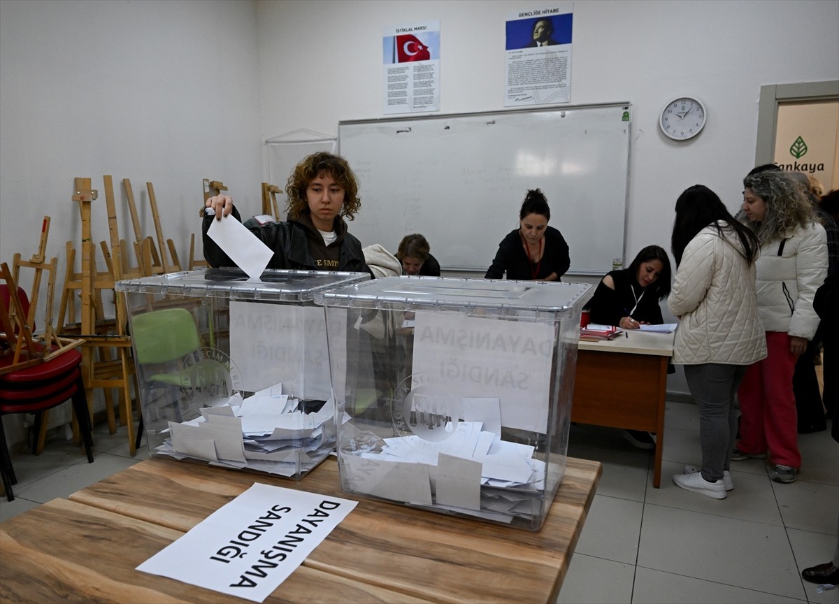 CHP'nin, parti örgütü denetiminde gelecek genel seçimlerdeki cumhurbaşkanı adayını belirlemek için...