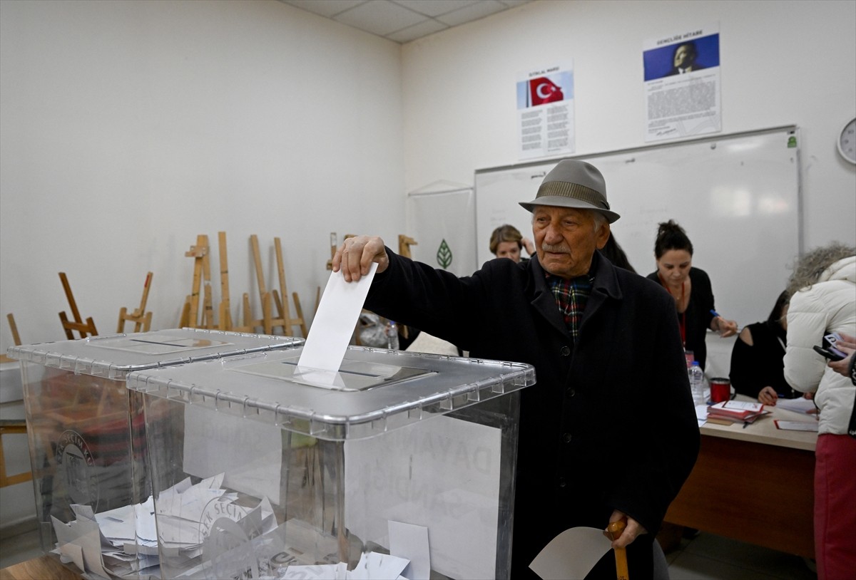 CHP'nin, parti örgütü denetiminde gelecek genel seçimlerdeki cumhurbaşkanı adayını belirlemek için...