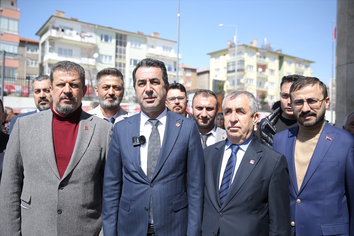 CHP Genel Başkan Yardımcısı Erhan Adem (sol 2), partisinin gelecek genel seçimlerdeki...