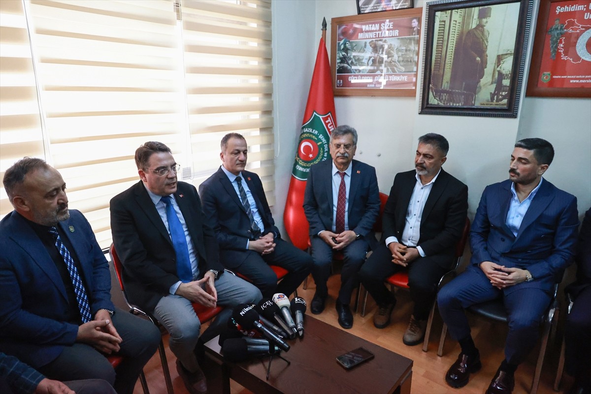 CHP Genel Başkan Yardımcısı Yankı Bağcıoğlu (sağ 3), Türkiye Harp Malulü Gaziler Şehit Dul ve...