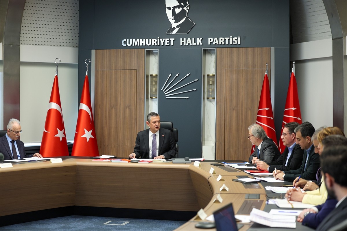 CHP Genel Başkanı Özgür Özel, CHP Genel Merkezi'nde partisinin Dış Politika Danışma Kurulu...