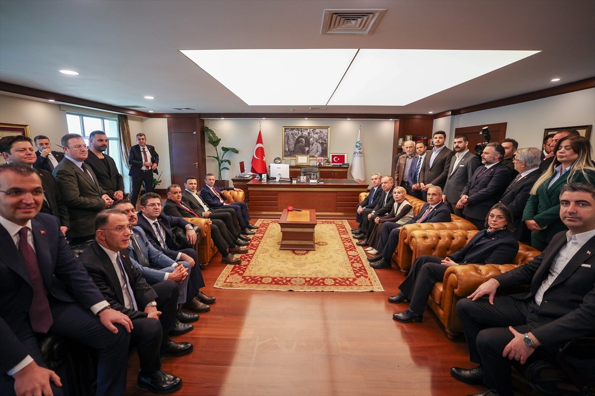 CHP Genel Başkanı Özgür Özel, genel başkan yardımcıları, belediye başkanları ve partililerle...