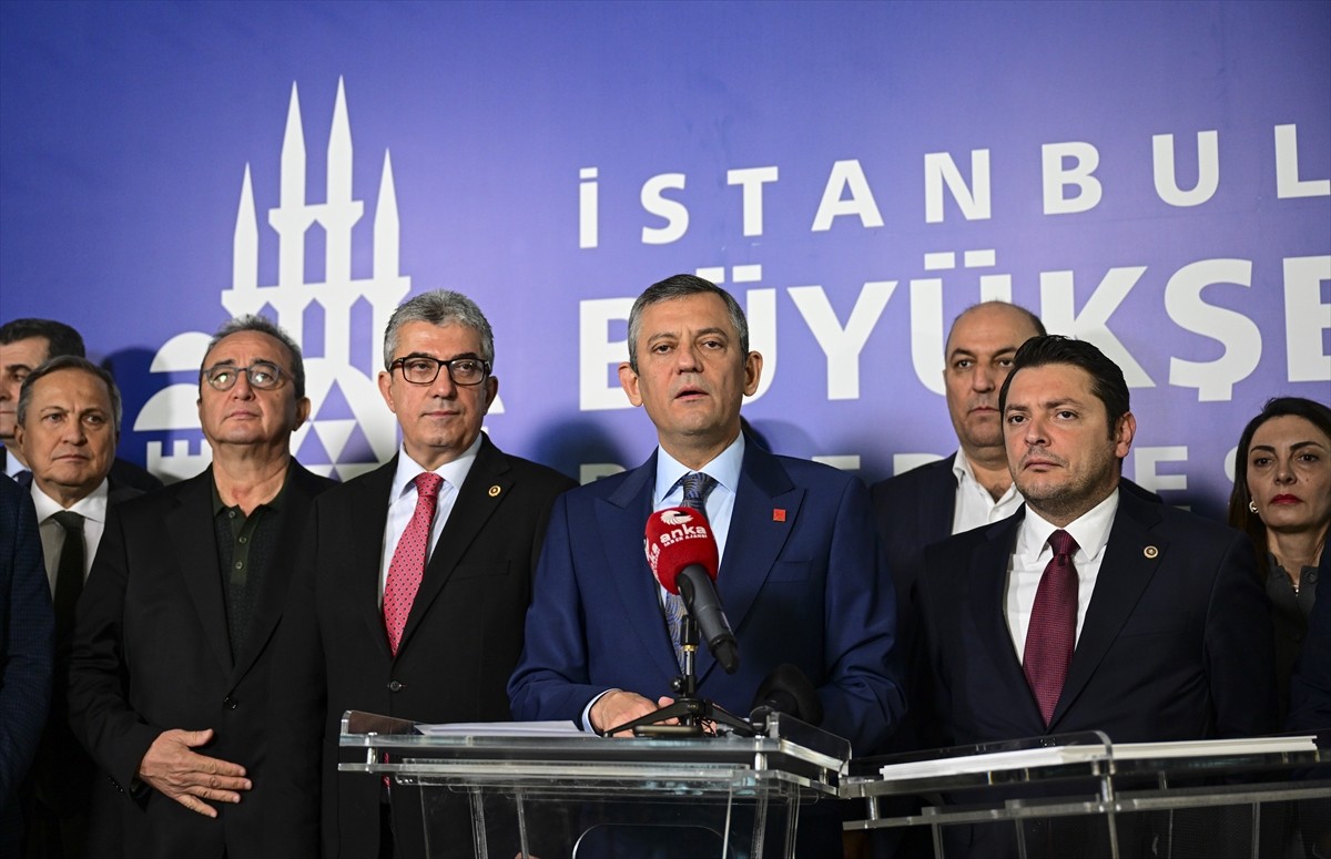 CHP Genel Başkanı Özgür Özel, İstanbul Büyükşehir Belediye (İBB) Başkanı Ekrem İmamoğlu'nun İBB'ye...