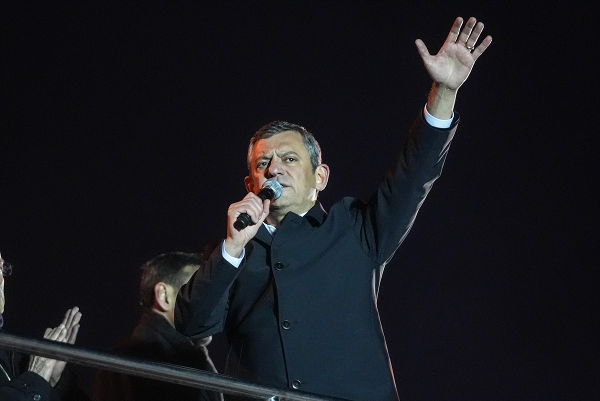 CHP Genel Başkanı Özgür Özel, İstanbul Büyükşehir Belediye (İBB) Başkanı Ekrem İmamoğlu'nun İBB'ye...