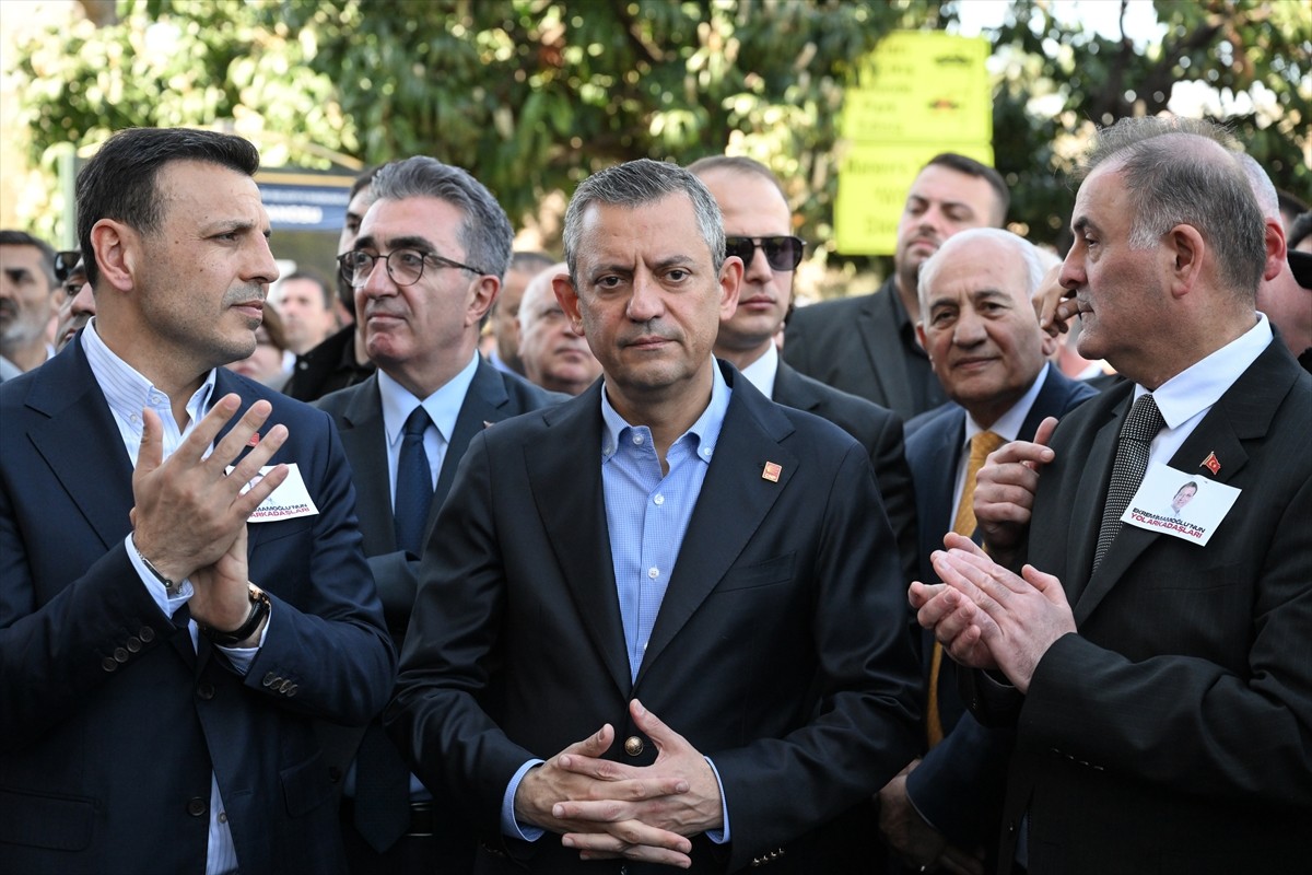 CHP Genel Başkanı Özgür Özel, İstanbul Büyükşehir Belediyesi'nin (İBB) Saraçhane'deki binasında...