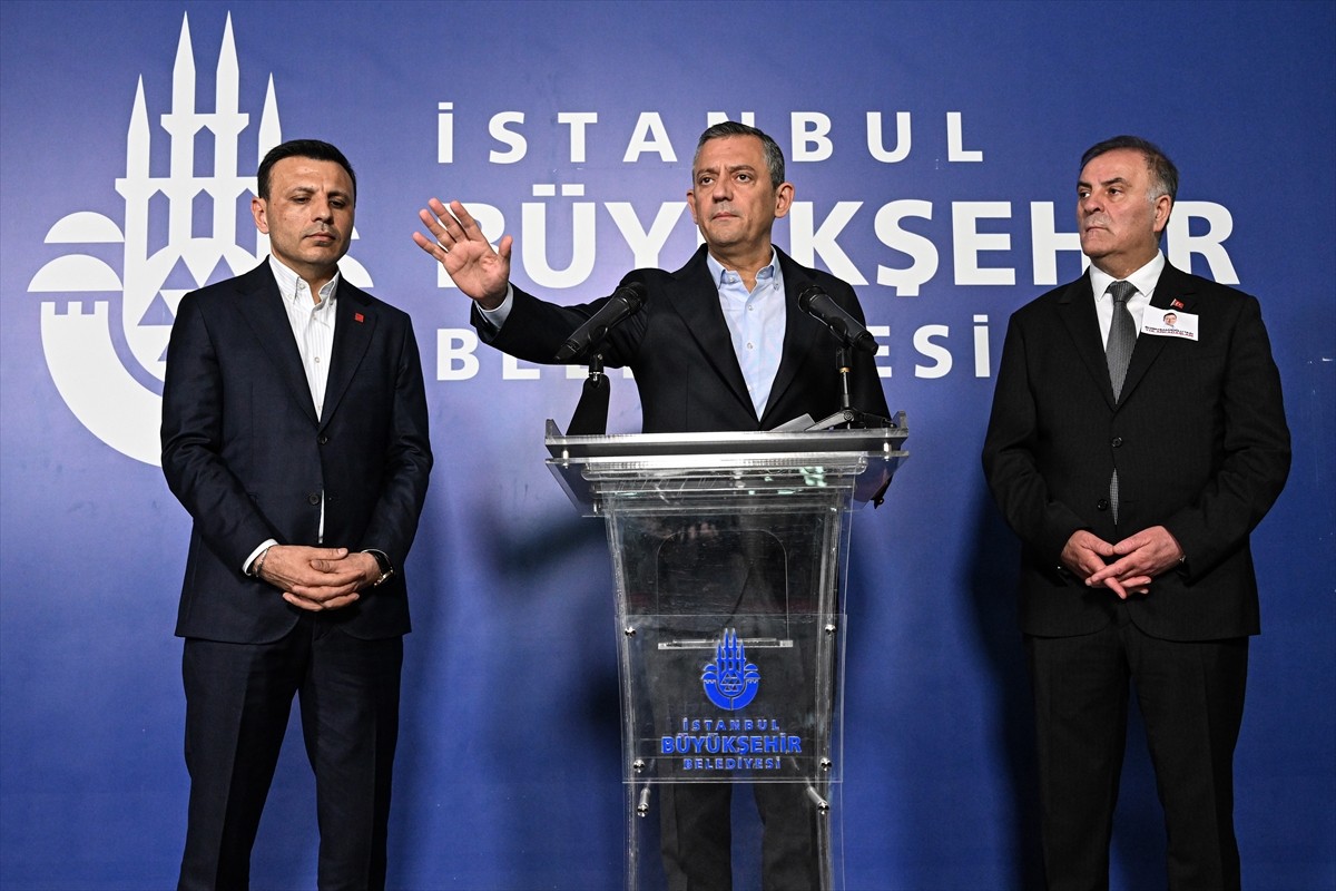 CHP Genel Başkanı Özgür Özel, İstanbul Büyükşehir Belediyesi'nin (İBB) Saraçhane'deki binasında...