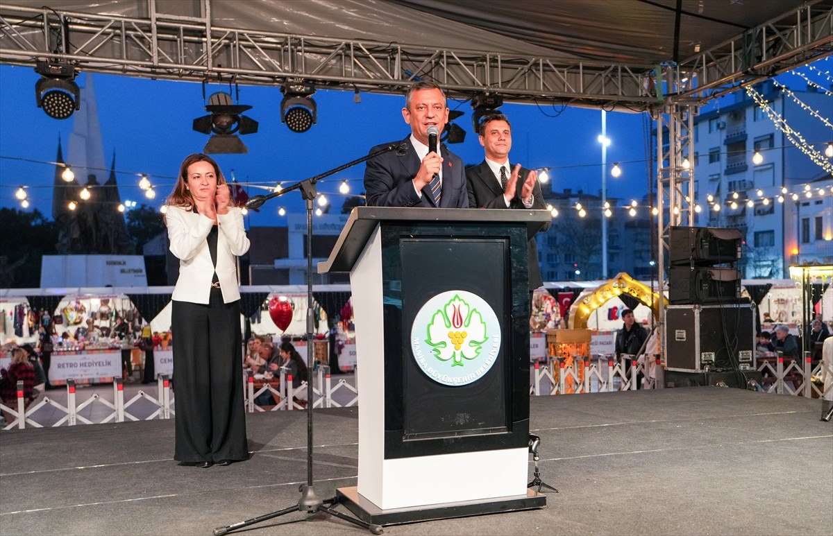 CHP Genel Başkanı Özgür Özel, Manisa programı kapsamında, Büyükşehir Belediyesinin Cumhuriyet...