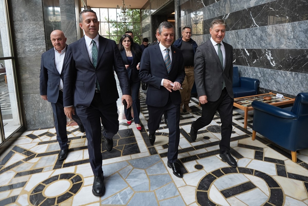 CHP Genel Başkanı Özgür Özel (sağ 3) partisinin TBMM'deki kapalı grup toplantısına...