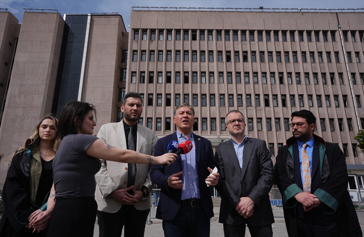 CHP Grup Başkanvekili Murat Emir, Ankara Adliyesi önünde düzenlediği basın açıklamasında...