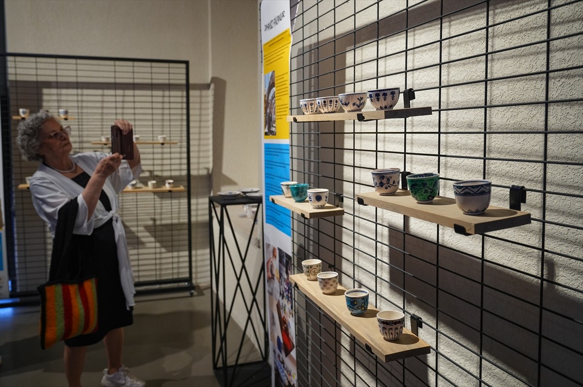 Çini ustaları Şebnem Sunay ve Melek İkiz, Ege Üniversitesi Edebiyat Fakültesi Sanat Tarihi Bölümü...