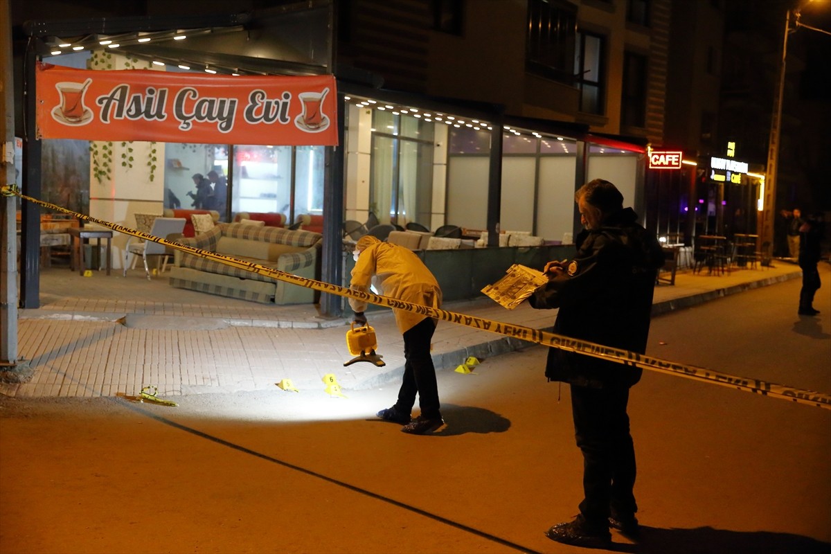 Çorum'da bir kahvehaneye düzenlenen silahlı saldırıda 5 kişi yaralandı. Polis ekipleri, olay...