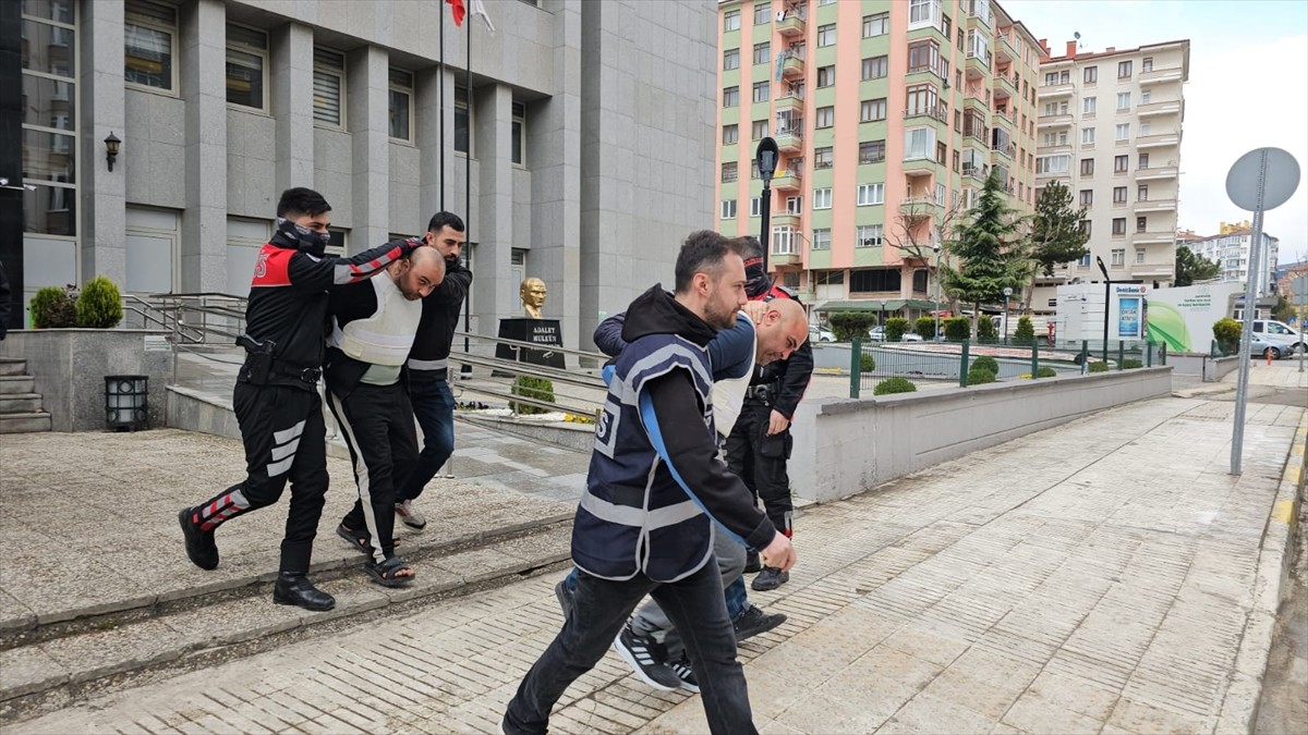 Çorum'da, evde çıkan yangında bir kişinin yanarak ölmesiyle ilgili 2 şüpheli tutuklandı.