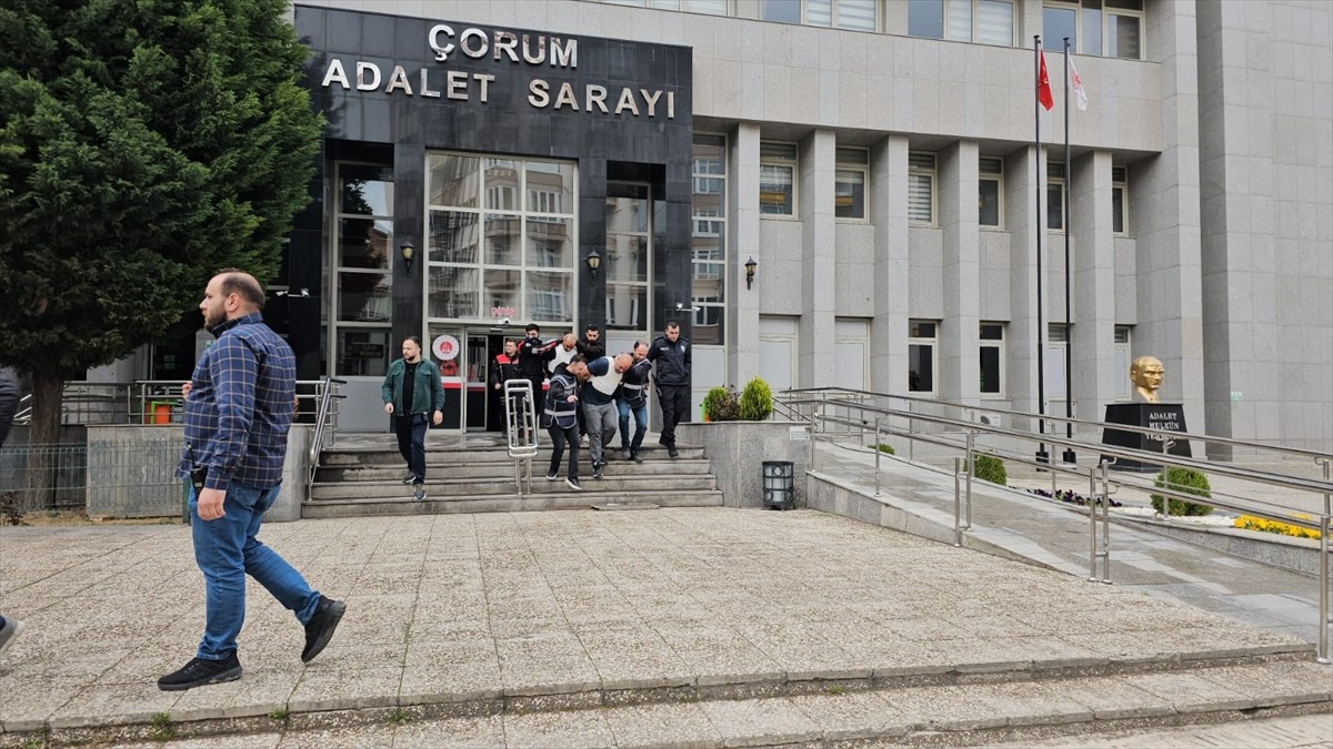 Çorum'da, evde çıkan yangında bir kişinin yanarak ölmesiyle ilgili 2 şüpheli tutuklandı.