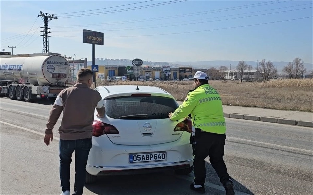 Çorum'da iki otomobilin çarpışması sonucu aynı aileden 4 kişi yaralandı. İhbar üzerine bölgeye...