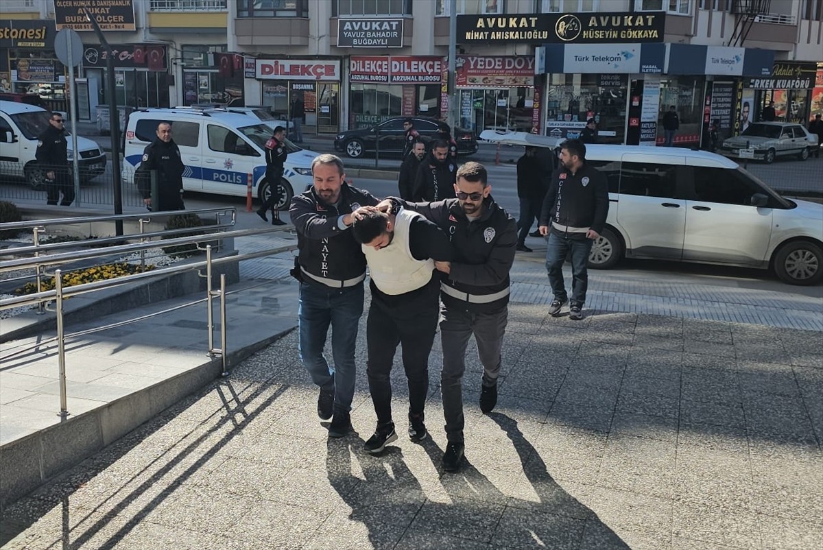 Çorum'da kahvehaneye düzenlenen silahlı saldırıda 1 kişi öldüğü, 4 kişiyi yaraladığı iddiasıyla...