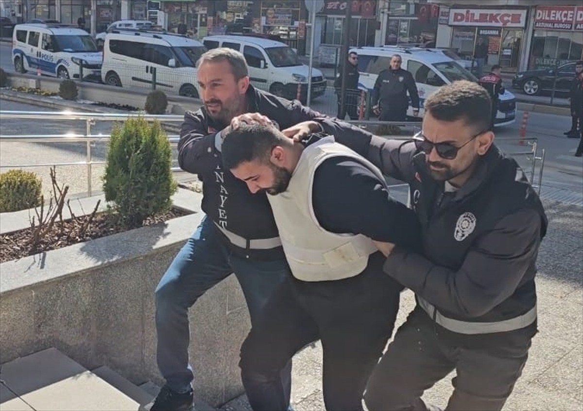 Çorum'da kahvehaneye düzenlenen silahlı saldırıda 1 kişi öldüğü, 4 kişiyi yaraladığı iddiasıyla...