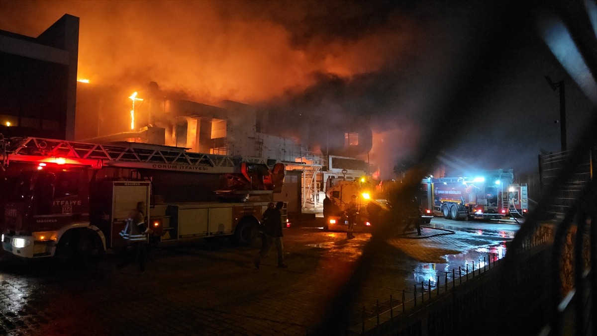 Çorum'da Organize Sanayi Bölgesi'ndeki bir gıda fabrikasında çıkan yangında 4 kişi dumandan...