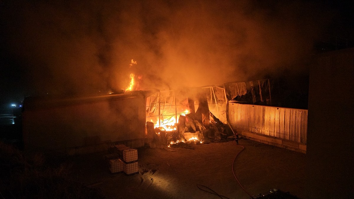 Çorum'da Organize Sanayi Bölgesi'ndeki bir gıda fabrikasında çıkan yangında 4 kişi dumandan...