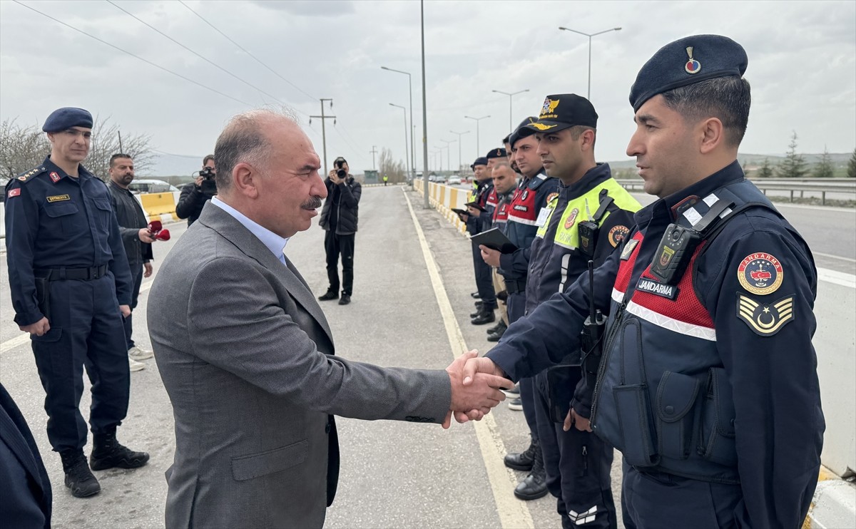 Çorum Valisi Ali Çalgan, Ramazan Bayramı tatili dolayısıyla araç yoğunluğu yaşanan Samsun-Ankara...