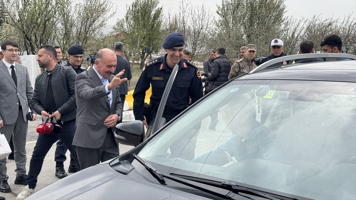 Çorum Valisi Ali Çalgan, Ramazan Bayramı tatili dolayısıyla araç yoğunluğu yaşanan Samsun-Ankara...