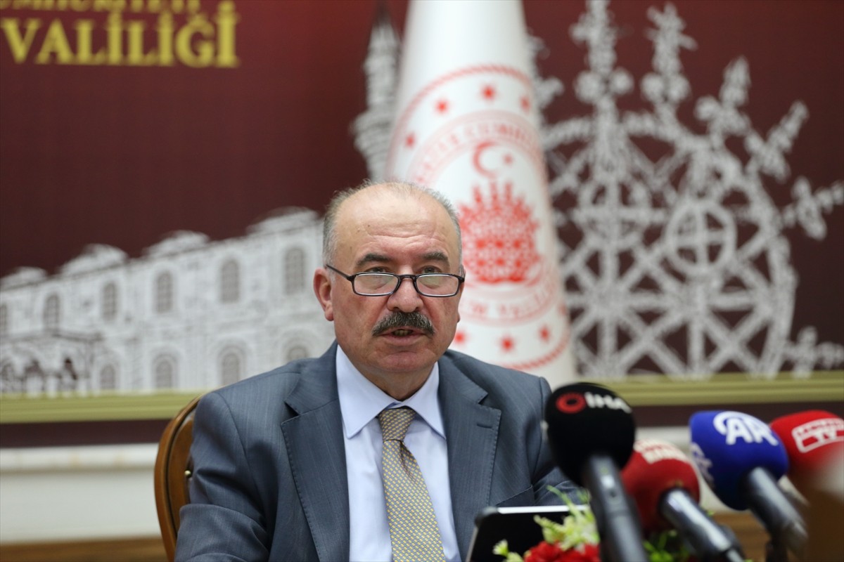 Çorum Valisi Ali Çalgan, Valilik Toplantı Salonu'nda düzenlediği basın toplantısında açıklamada...